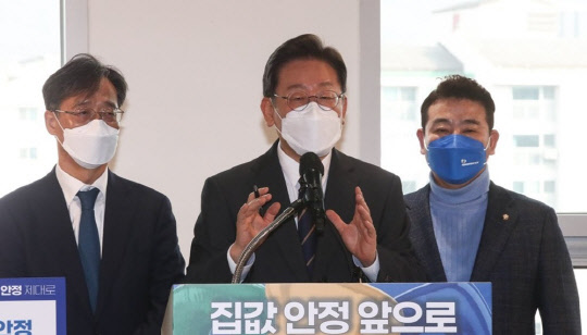 이재명 더불어민주당 대선 후보가 23일 오전 경기도 의왕시 포일 어울림센터에서 부동산 공약 발표를 마치고 취재진의 질문에 답하고 있다. <연합뉴스>